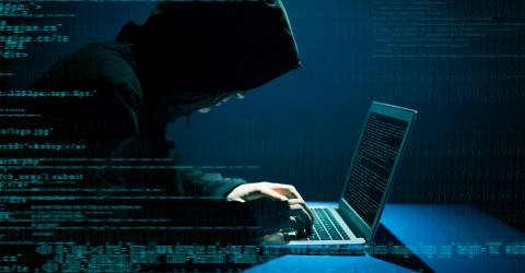 Hacker achter laptop