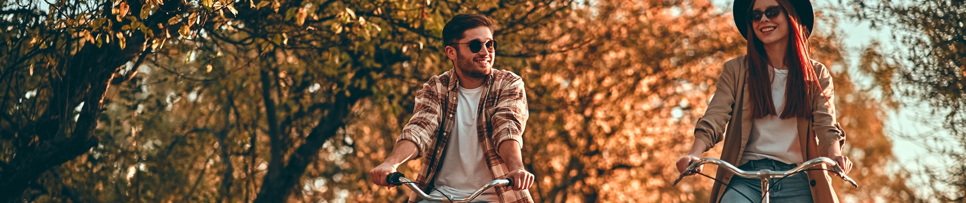 Een jongen en meisje fietsen in het park in de herfst